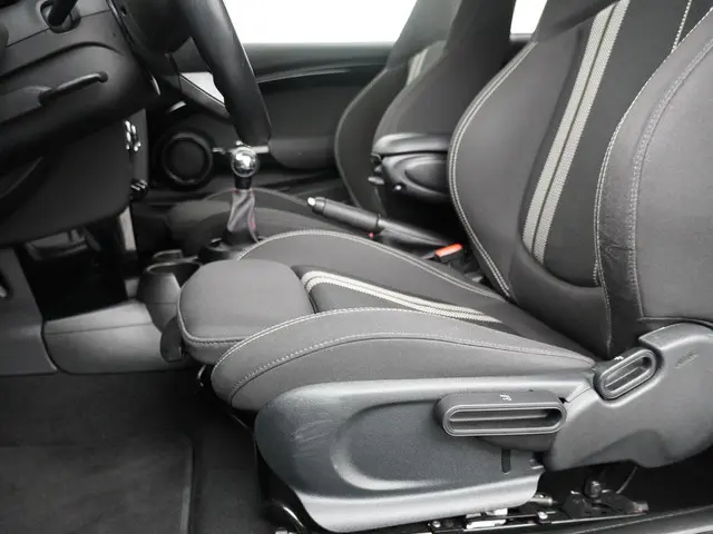 MINI Cooper Business 2018 Benzine 13