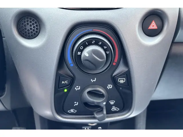 Toyota Aygo 1.0 VVT-i x-play 2020 Benzine 24