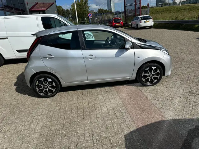 Toyota Aygo 1.0 VVT-i x-play, AUTOMAAT 2021 Benzine 6