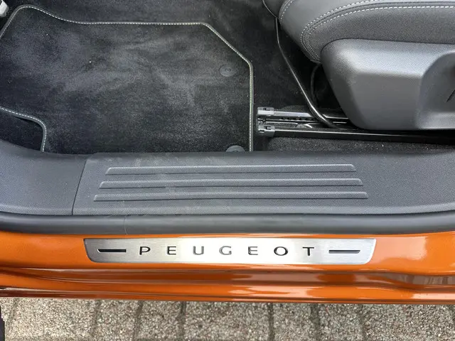 Peugeot 2008 1.2 Turbo 130 PK GT 2022 Benzine 14