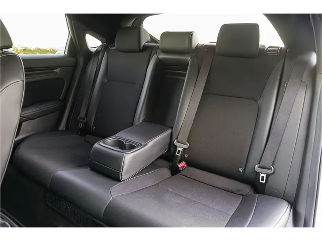 Honda Civic 2.0i e:HEV SPORT 2023 Hybride Benzine 10