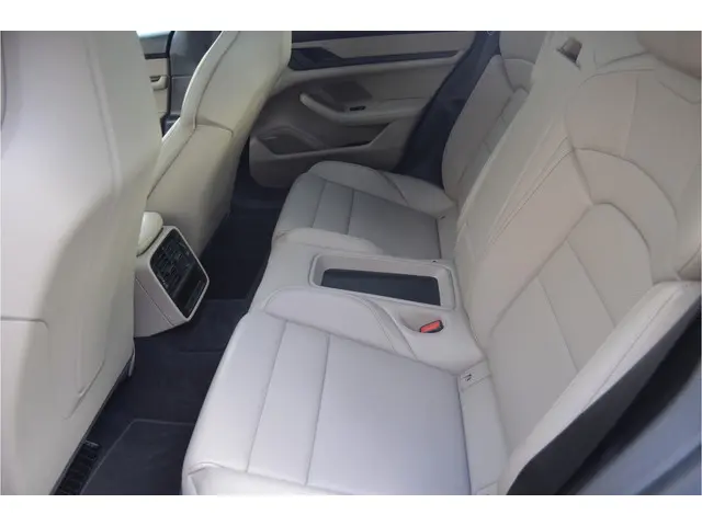 Porsche Taycan Performance 84 kWh 2021 Elektrisch 19