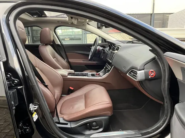 Jaguar XE 2.0 Portfolio 2015 Benzine 32