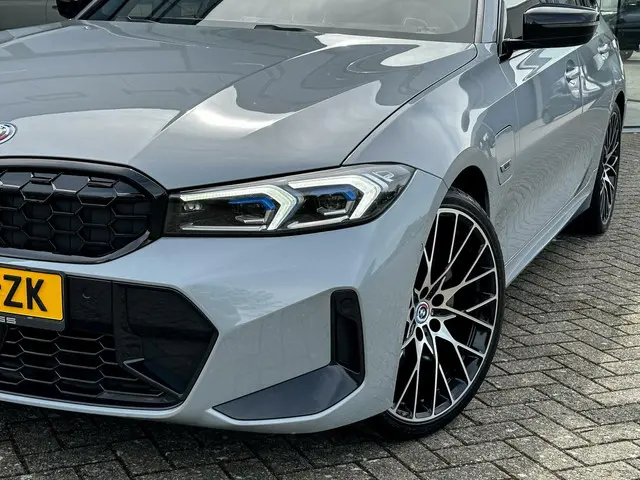 BMW 3 Serie Touring 330e 2022 Hybride Benzine 18