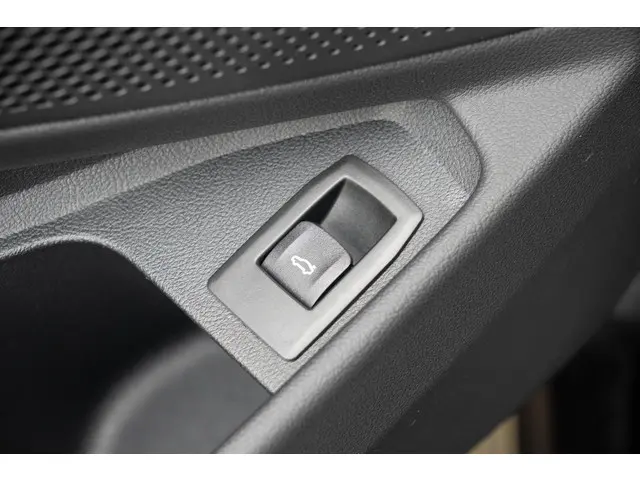 BMW 3 Serie Touring 318i 2024 Benzine 38