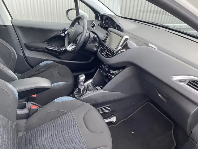 Peugeot 208 1.2 VTi Allure 2013 Benzine 17
