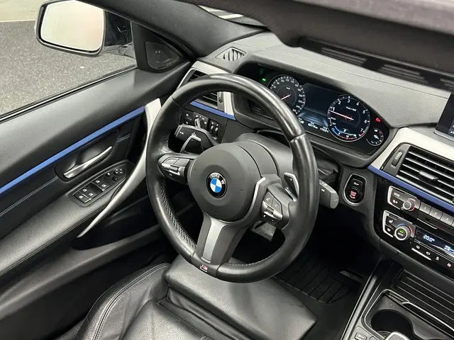 BMW 3 Serie 330i M Sport Edition 2018 Benzine 32
