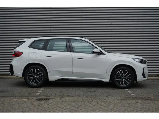 BMW X1 sDrive18i 2023 Benzine 4