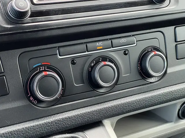 Volkswagen Transporter 2.0 TDI L2H1 DC 2017 Diesel 17