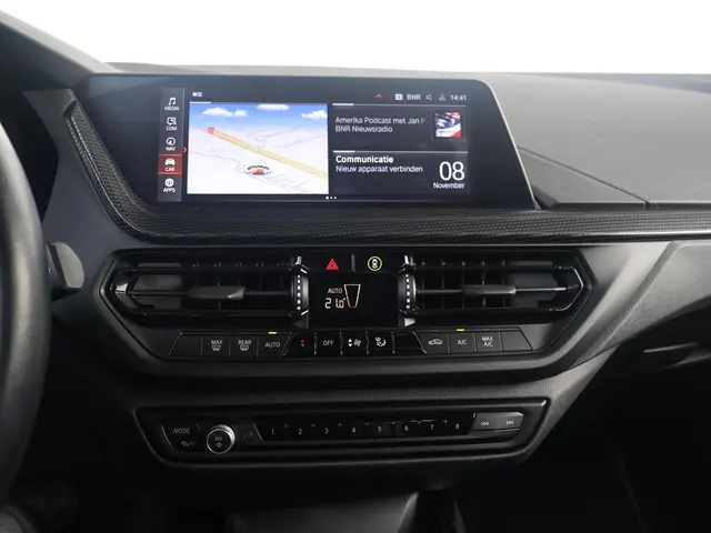 BMW 1 Serie 118i Introduction Edition 2023 Benzine 19