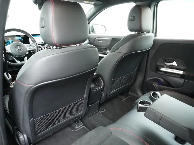 Mercedes-Benz EQA 300 4MATIC AMG Line 2023 Elektrisch 15