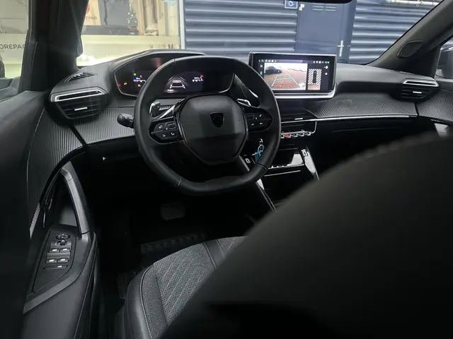 Peugeot 2008 1.2T 130pk Automaat Allure 2024 Benzine 12