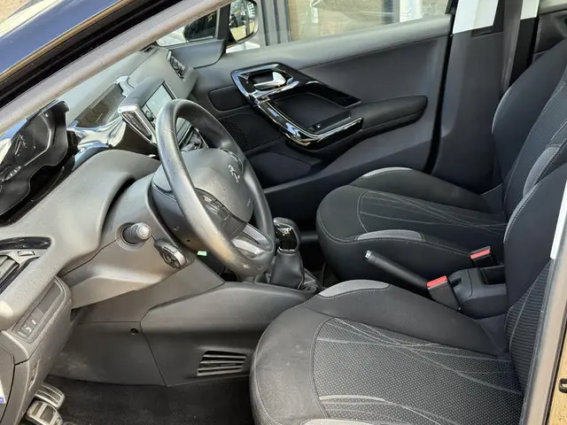 Peugeot 208 1.2 VTi Envy 2013 Benzine 14