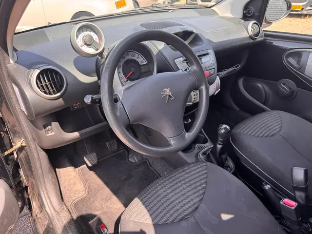 Peugeot 107 1.0 Active NAP / AIRCO / LED 2013 Benzine 10