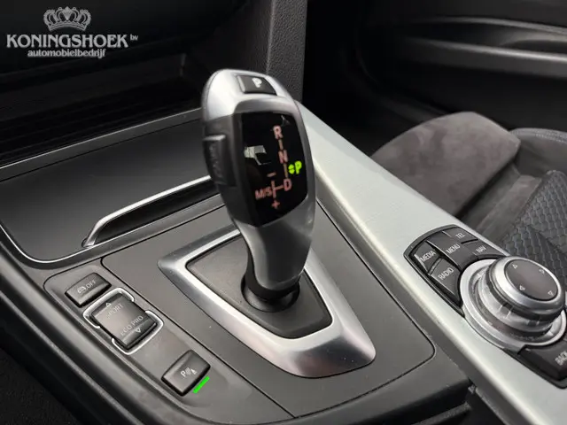 BMW 3 Serie 318i M Sport Executive 2017 Benzine 15