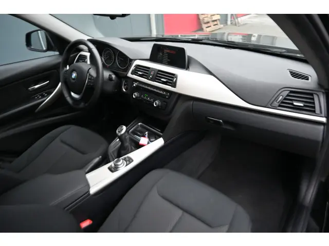 BMW 3 Serie 316i Business 2015 Benzine 16