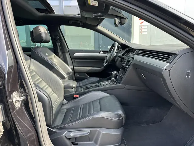 Volkswagen Passat 1.4 TSI R-Line / Pano / Leder 2016 Benzine 17
