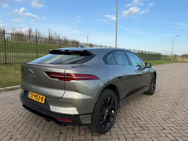 Jaguar I-PACE 3