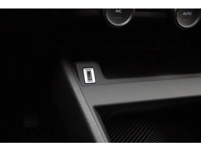 Citroën C4 1.2 Hybrid 145pk Collection 2025 Benzine 29