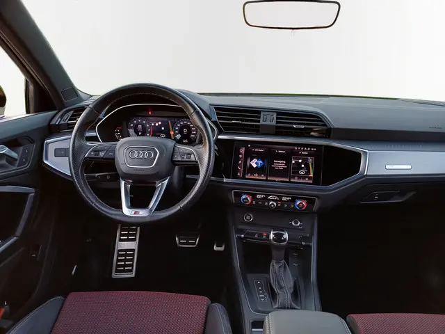 Audi Q3 35 TFSI S edition 2021 Hybride Benzine 32