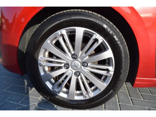 Peugeot 208 1.2 PureTech Allure panoramadak 2019 Benzine 15