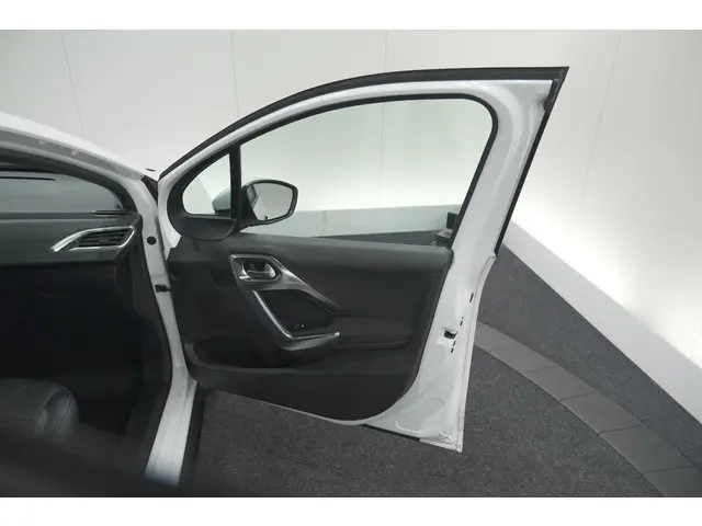 Peugeot 2008 PureTech 130 Allure 2019 Benzine 62