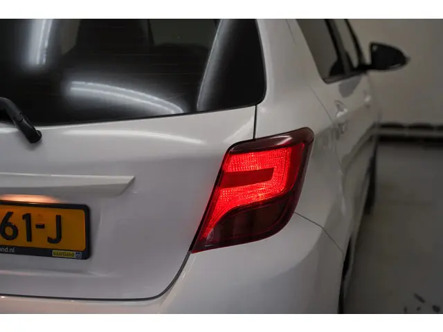 Toyota Yaris 1.3 VVT-i[5-Deurs Leder Navi] 2016 Benzine 31