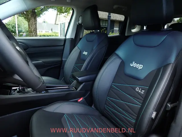 Jeep Compass 4XE 240 PHEV Upland 2023 Hybride Benzine 10