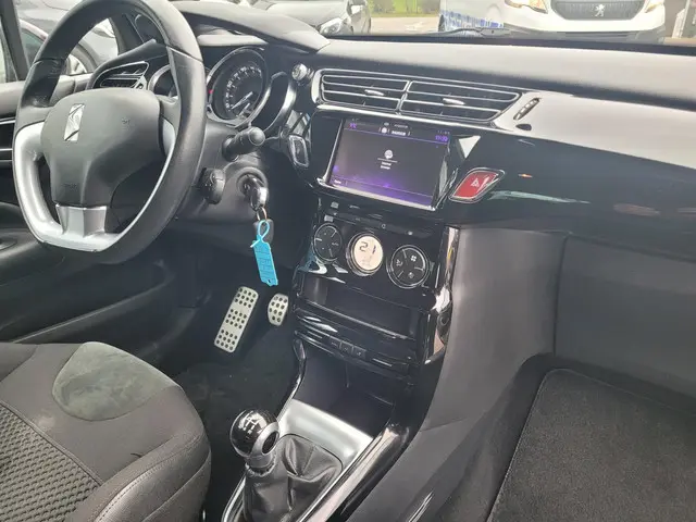 DS DS 3 1.2 PureTech So Chic 2015 Benzine 29