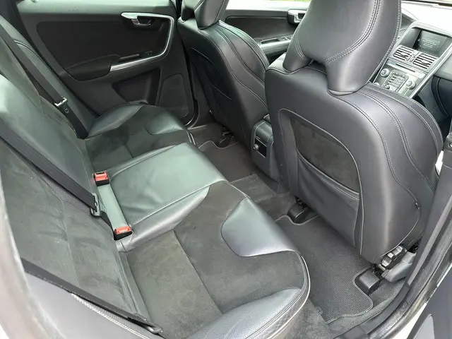 Volvo XC60 2.4 D4 R-Design AWD l ACC l PANO 2016 Diesel 24