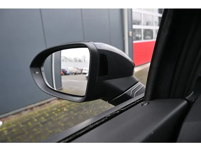 Volkswagen Golf 1.0 TSI Life Business 2022 Benzine 23