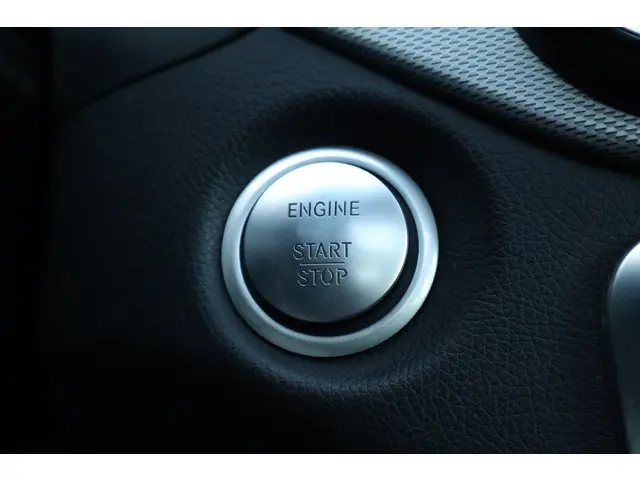 Mercedes-Benz GLA 200 Premium Plus 2018 Benzine 35