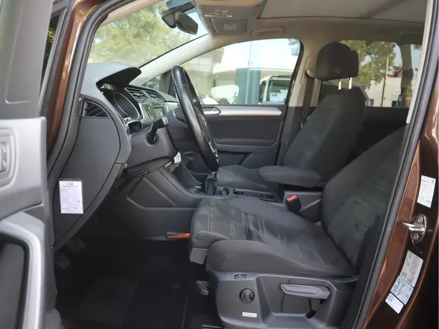 Volkswagen Touran 1.2 TSI Connected Series 2017 Benzine 44