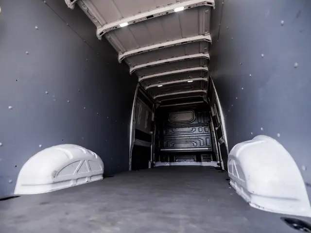 Volkswagen Crafter 35 2.0 TDI L4H3 2022 Diesel 10