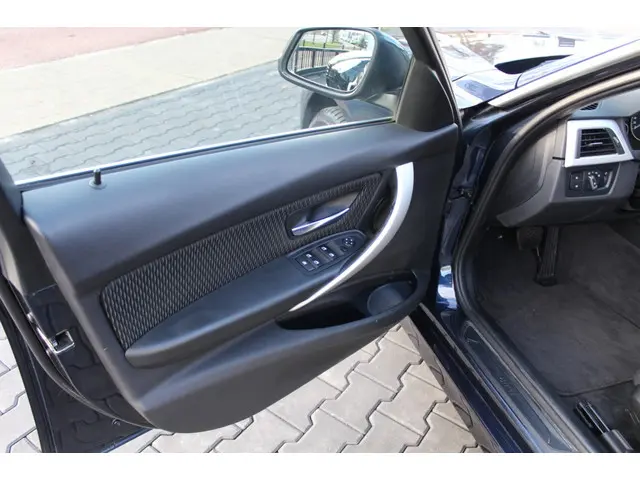 BMW 3 Serie 328i Executive 2014 Benzine 11