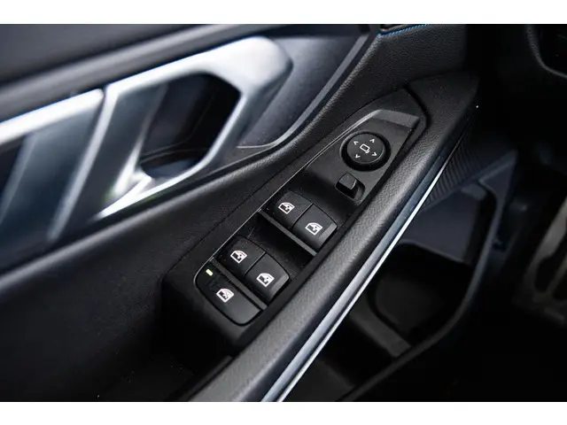 BMW 3 Serie 320i Business Edition 2021 Benzine 30