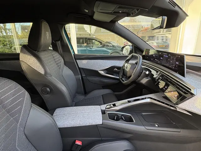 Peugeot 3008 1.2 Hybrid 145 GT 2025 Hybride Benzine 17