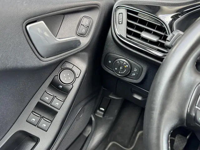 Ford Fiesta 1.0 ECOBOOST HYBRID TITANIUM 2022 Benzine 22