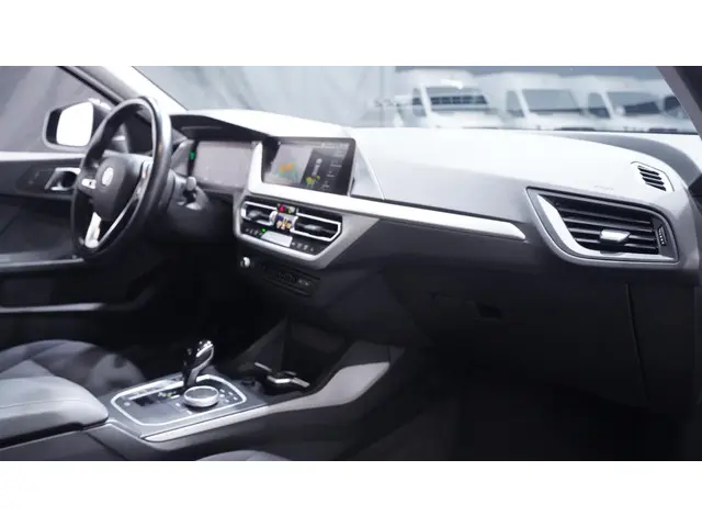 BMW 1 Serie 118i Advantage 2022 Benzine 39