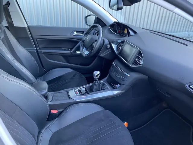 Peugeot 308 1.6 THP Allure 2014 Benzine 18