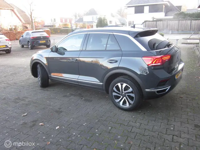 Volkswagen T-Roc 1.5 TSI Style Business 2021 Benzine 2