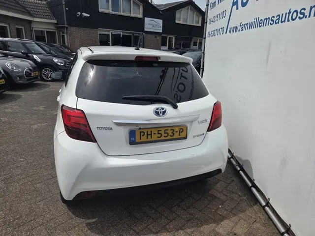 Toyota Yaris 1.5 Hybrid Dynamic 2015 Hybride Benzine 29
