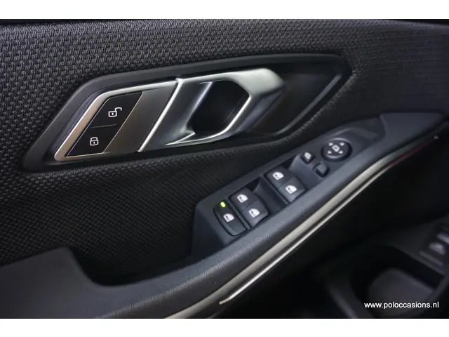 BMW 3 Serie Touring 320i 2020 Benzine 23