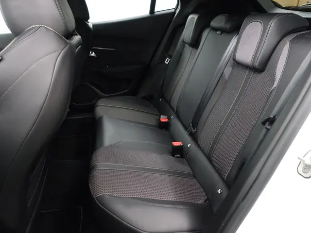 Peugeot 2008 1.2 PureTech GT Pack Aut- 2021 Benzine 29