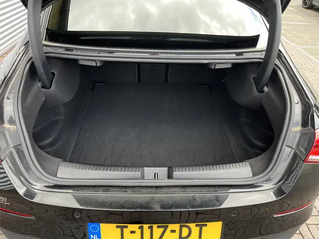 Mercedes-Benz CLA 180 Luxury Line 2023 Benzine 21