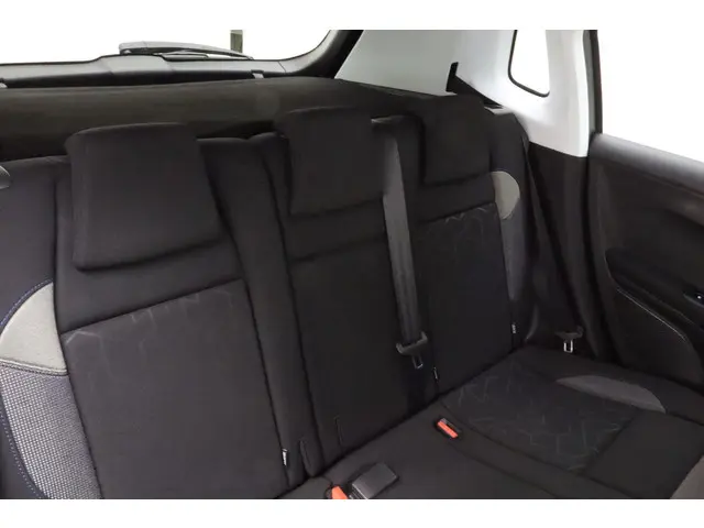 Peugeot 2008 1.2T 130pk Automaat Signature 2019 Benzine 14