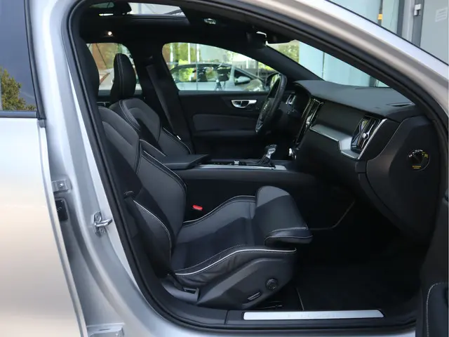 Volvo V60 2.0 T4 R-Design 2020 Benzine 23
