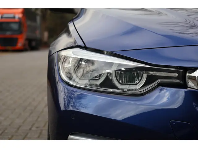 BMW 3 Serie 318i Luxury Edition 2019 Benzine 11