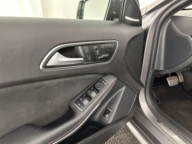 Mercedes-Benz GLA AMG 45 4MATIC 2015 Benzine 24