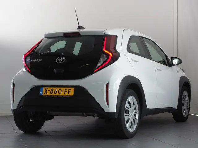 Toyota Aygo X 1.0 VVT-i MT Play 2023 Benzine 2